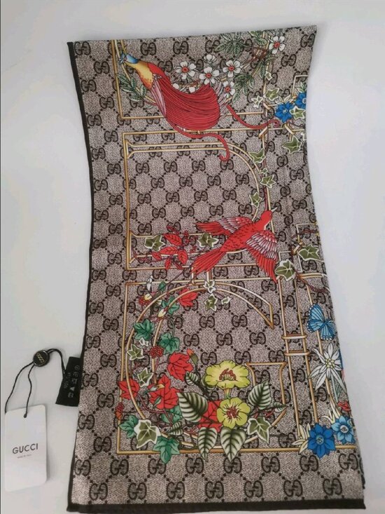 Gucci Wool Printed Scarf - White Scarves and Shawls  Pre-owned GUCCI Women\'s Arrival Print Scarf Versatile Shawl Fashion Accessory